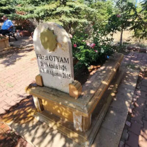 fikret otyam mezari basinda anildi XZQl8Cpk