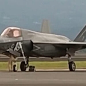 ingiltereye ait f 35b savas ucagi japonyaya acil inis yapti y4SI6D7i