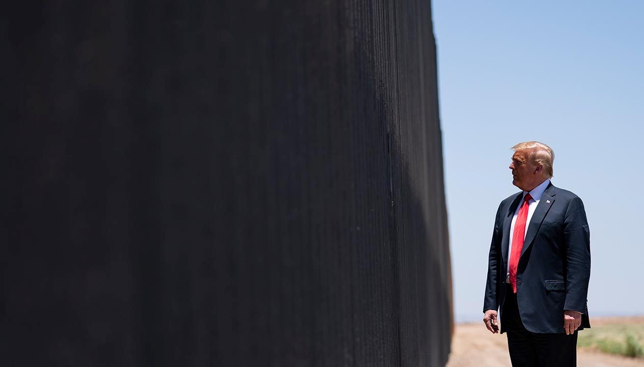 trumptan yeni onlem gocmen duvarina siyah boya r7jSFJQe