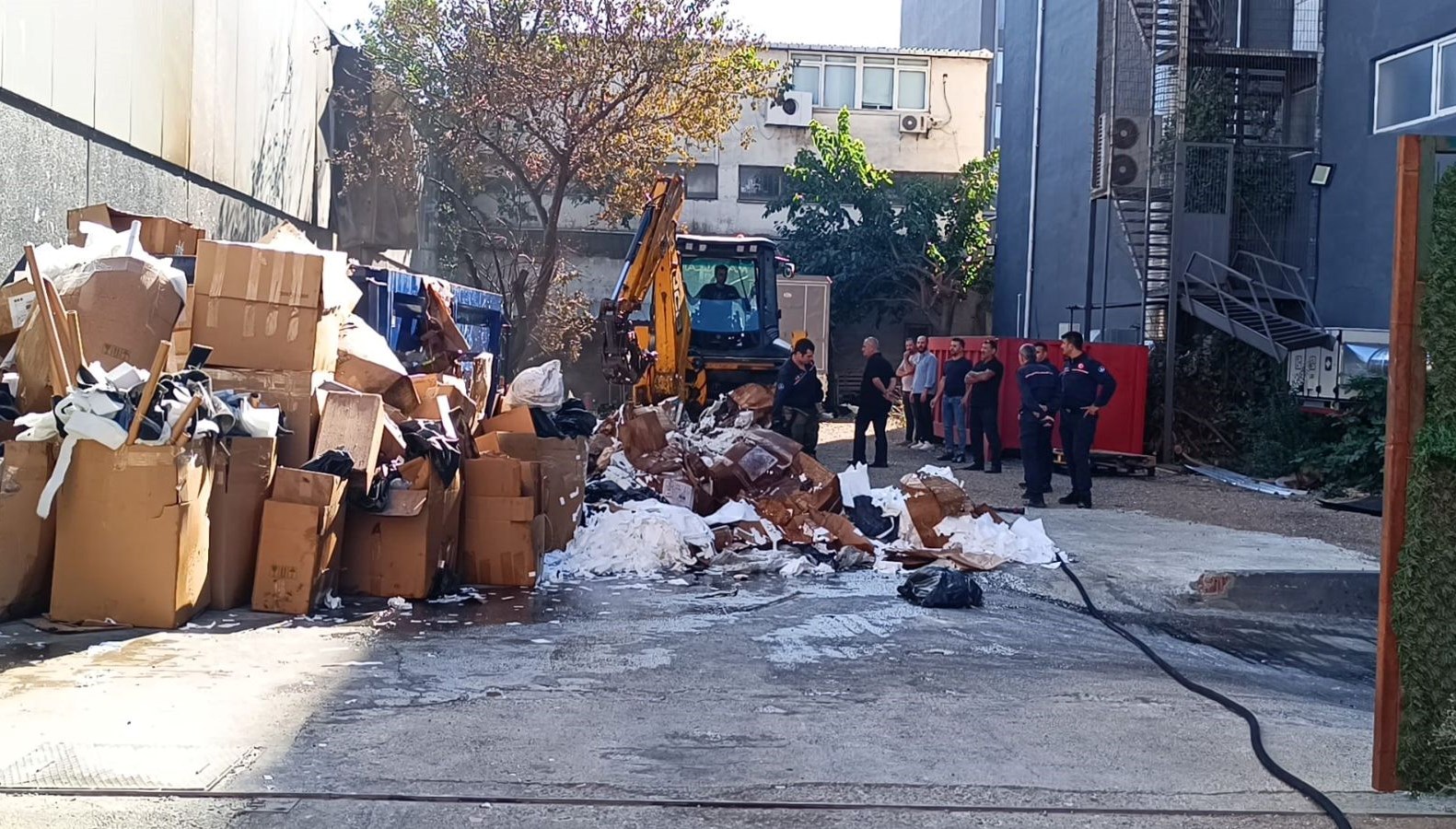 atasehirde fabrika bahcesindeki yangin kontrol altinda 9lqgu7if