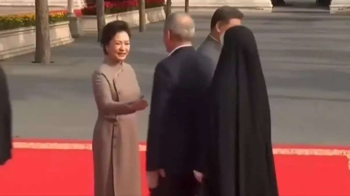 eli havada kalan cinin first ladysi fena bozuldu tLcWy2VV