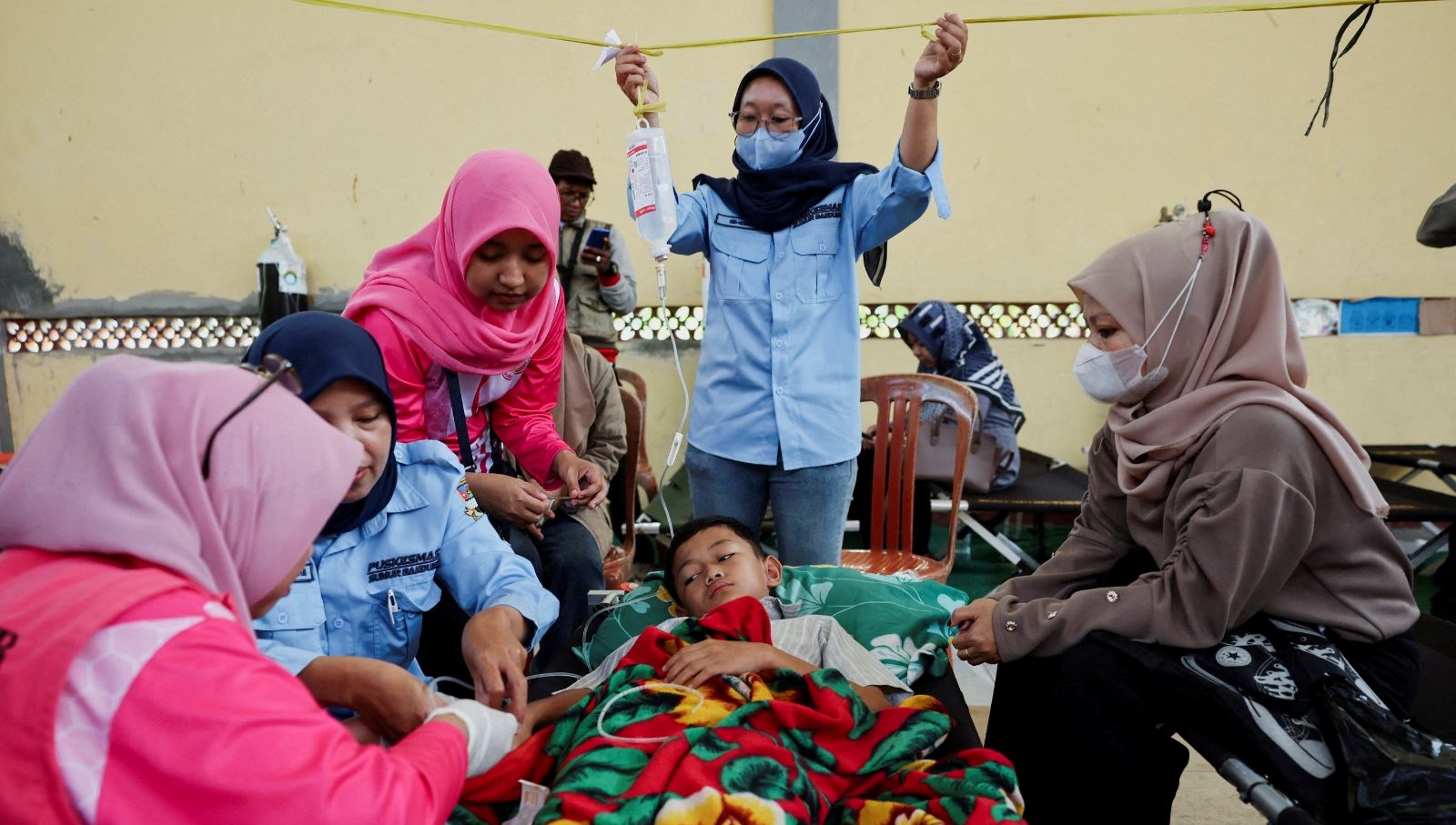 endonezyada ucretsiz okul yemegi skandali binden fazla ogrenci zehirlendi SvHK1EKr