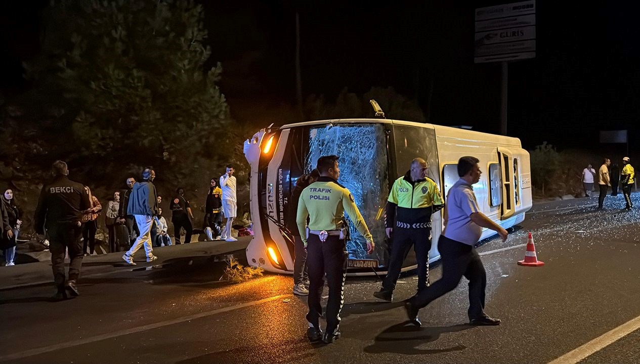 havalimani otobusu devrildi 5 yarali uXkyfHFA