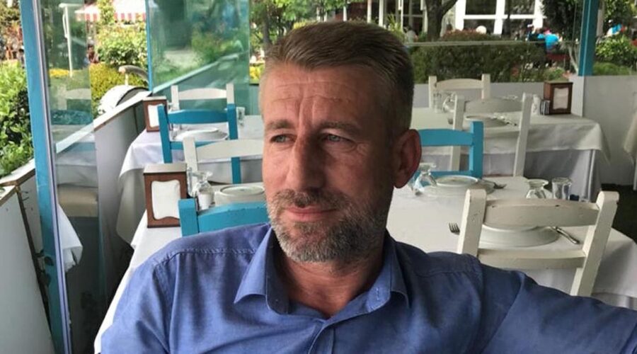 is insanini otomobilde 4 kursunla oldurdu AH1uY1l3