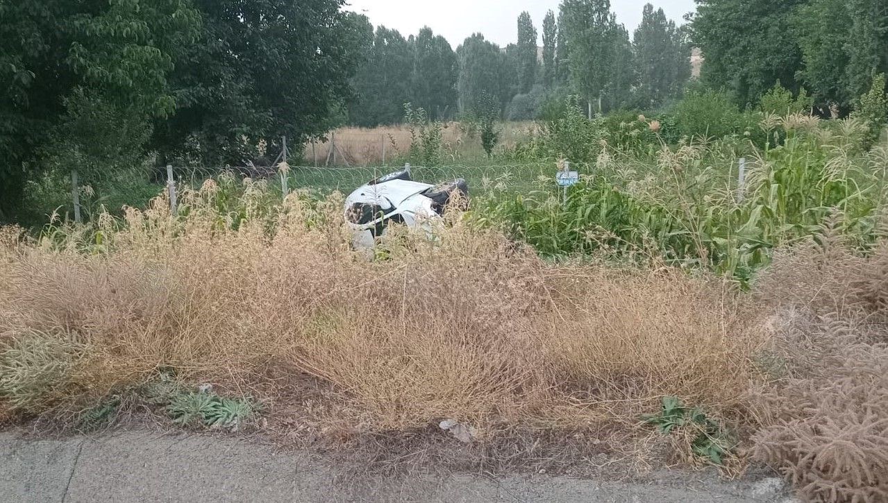 otomobil misir ekili araziye devrildi 2 yarali GUjc1UHJ