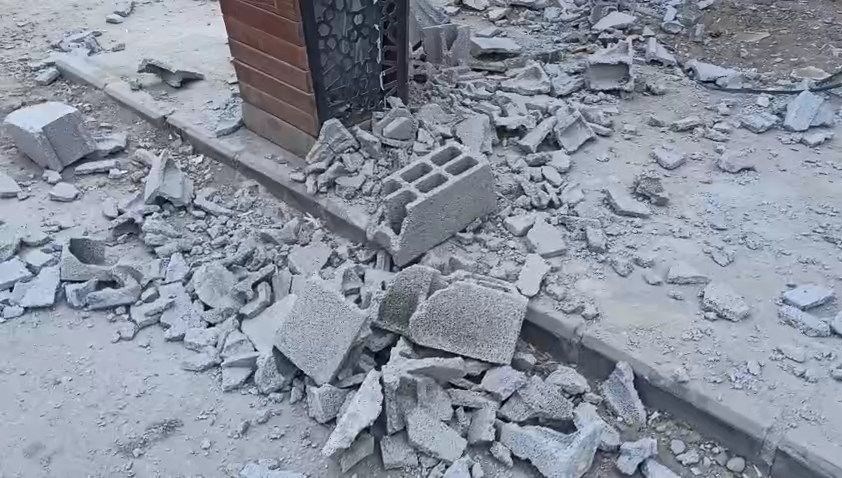 yolda yureyen vatandasin basina briket dustu hNJFAvMr