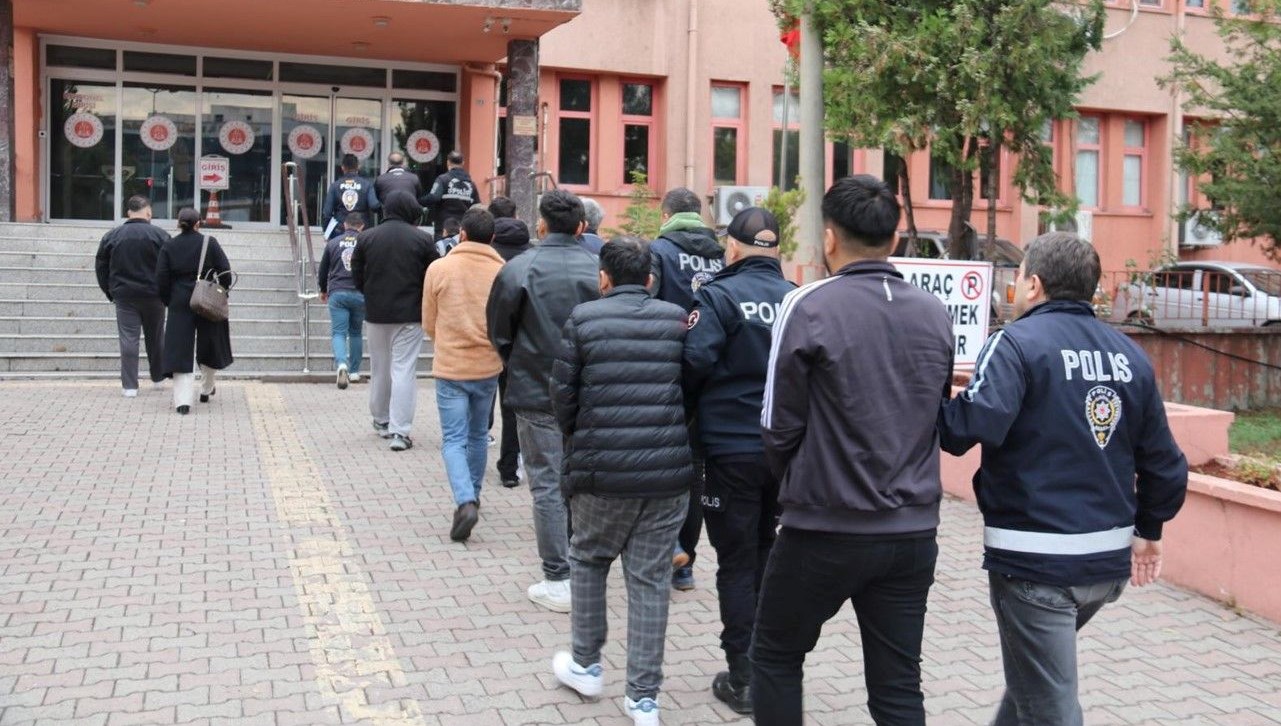 7 ilde siber dolandiricilik operasyonu 14 kisi tutuklandi e4CQYtiA