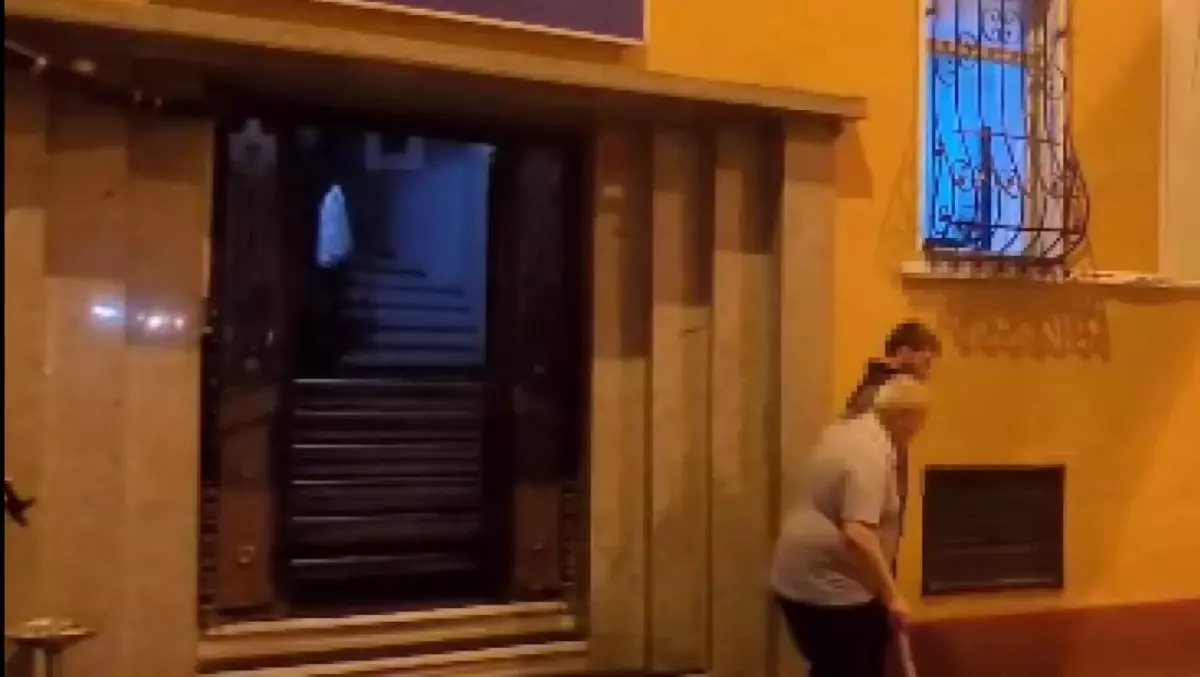 beyoglunda bastonlu dede uyusturucu ticareti yaparken yakalandi 38bn5juh