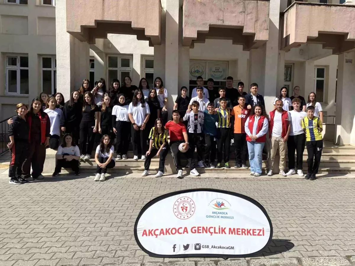 genclik merkezi akcakocada tanitim yapiyor ZyuwNOi8