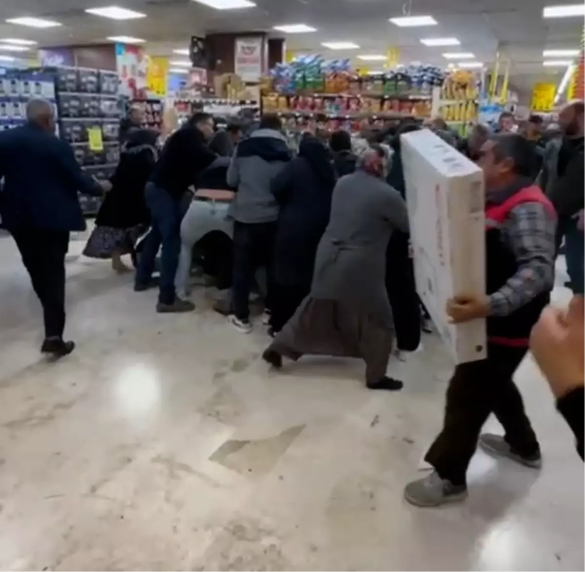 konyada televizyon indirimine izdiham p2Qp5iOL.jpg