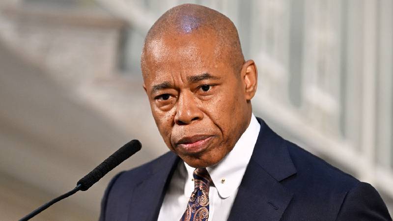 new yorkta belediye baskanligi yarisi adams cekildi cuomoyu destekleyecegini acikladi cBViVWIW.jpg