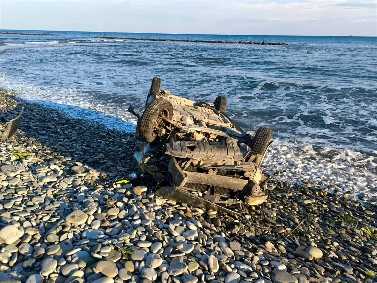 samsunda otomobilin deniz kenarina devrilmesi surucu yaralandi HN9H6dNs