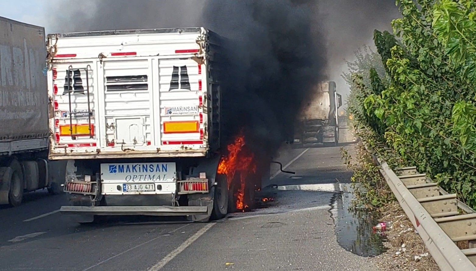 seyir halindeki tir alev alev yandi IFbMzWXJ.jpg