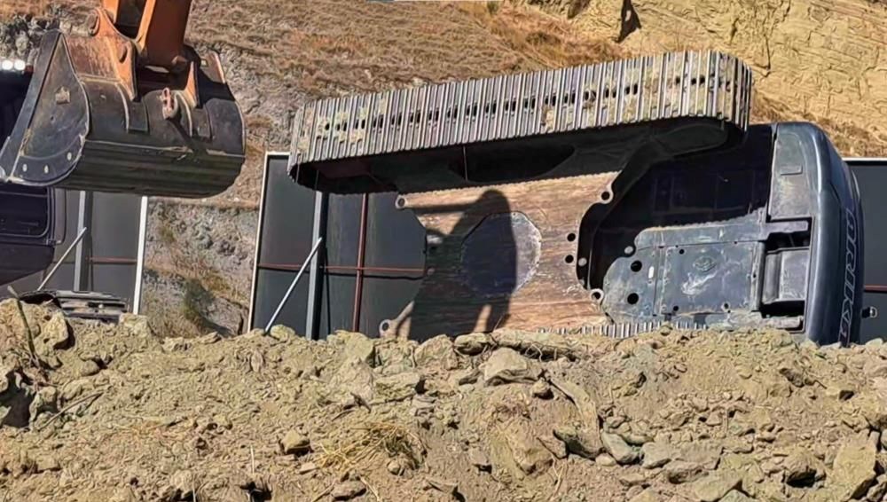 sokede is makinesi devrildi bir yarali ghVU1Kde.jpg