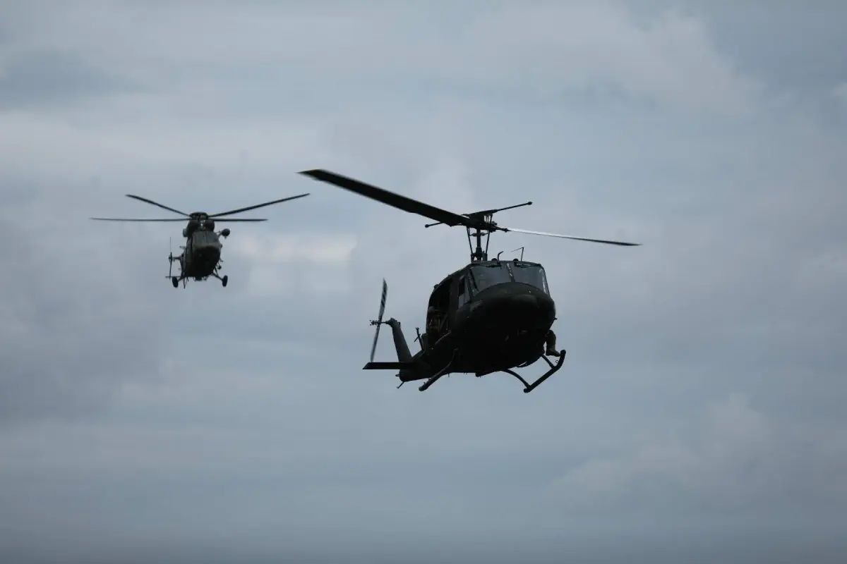 filipinlerde dusen helikopterin cansiz bedenlerine ulasildi JHibc9s5.jpg