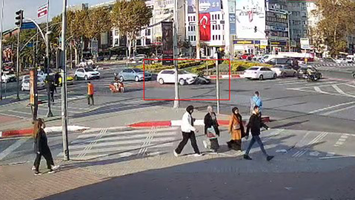 istanbul fatihte otomobilin carptigi motosikletin surucusu yaralandi hEOmPZhK.jpg