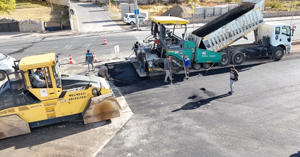 kayseri melikgazide tam gaz asfalt calismasi F7RmBy8N.webp