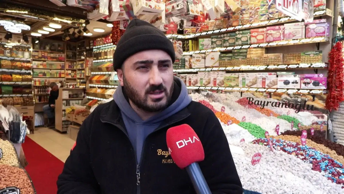 Eminönü’nde Yılbaşı Alışverişi Yoğun