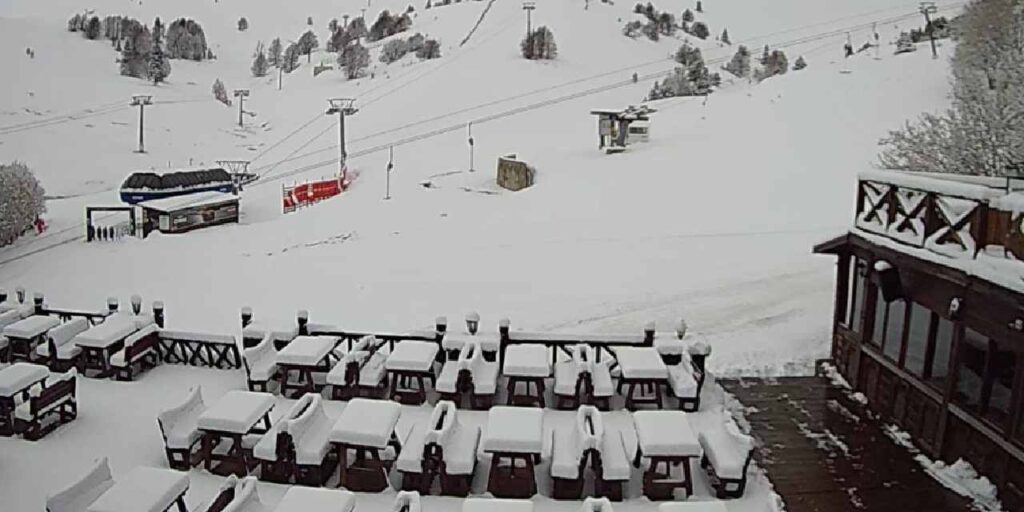 nisan-sonunda-beyaz-cennete-kis-geri-dondu-1-metre-kar-var-Abm4L8pv