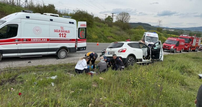 otomobille-hafif-ticari-arac-carpisti-1i-agir-4-yarali-fitqkeJ8