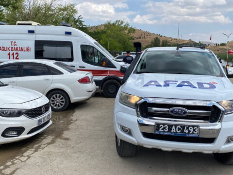 Hazar golunde gezi teknesi batti 7 kisi cankurtaranlar tarafindan kurtarildi kCWPNRC1